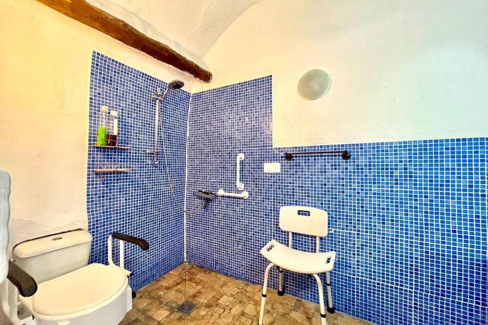 Photo of Bathroom in Cullar