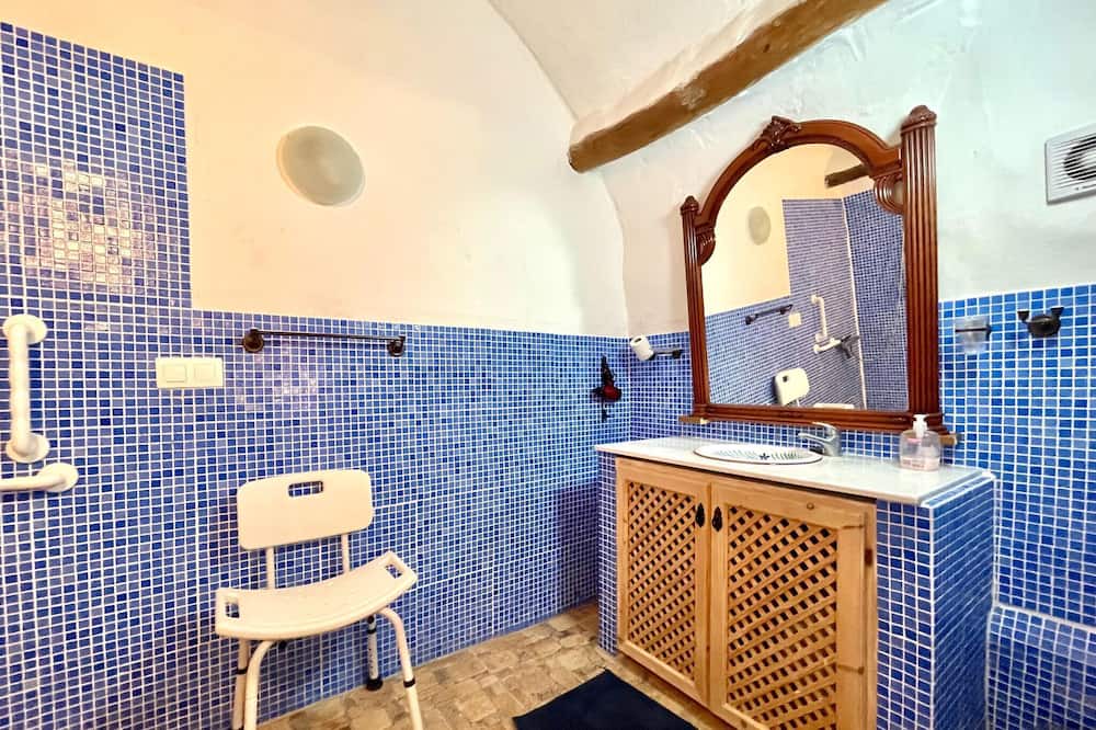 Photo of Bathroom in Cullar