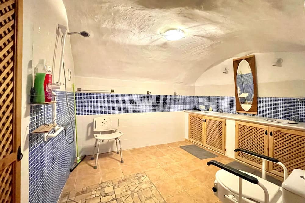Photo of Bathroom in Cullar