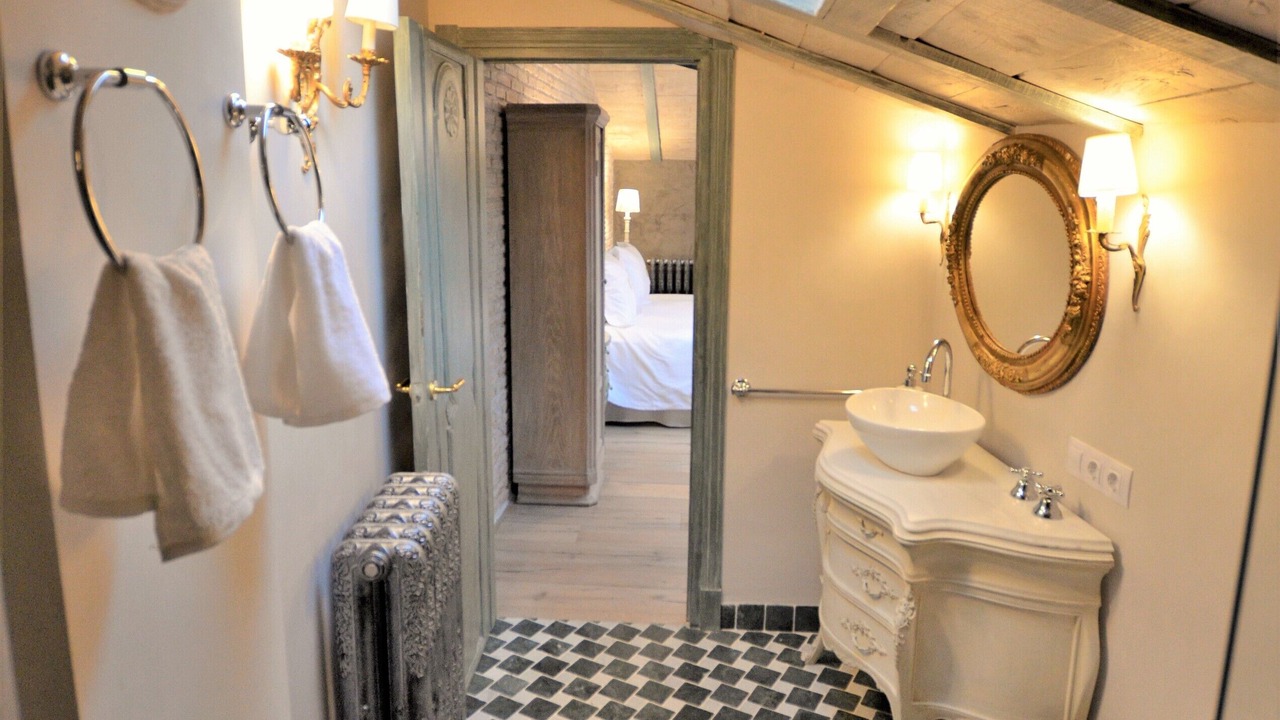 Photo of Bathroom in Central District