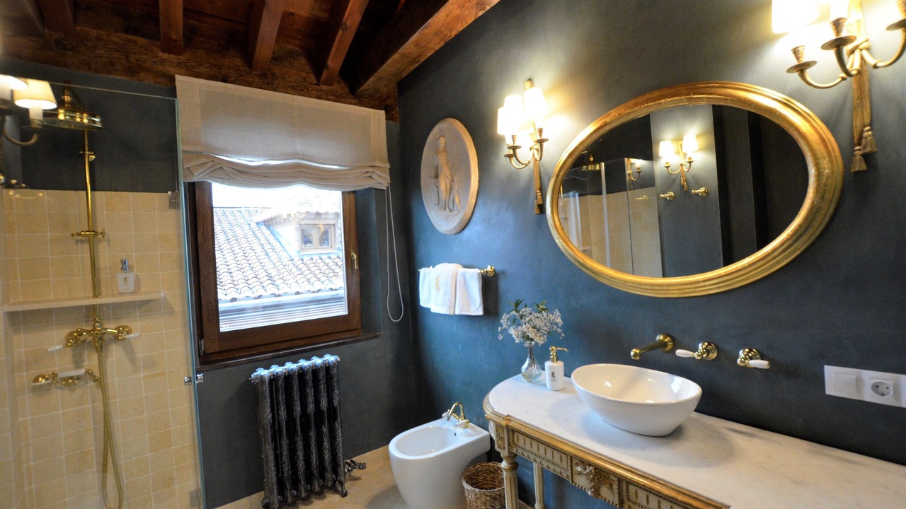 Photo of Bathroom in Central District