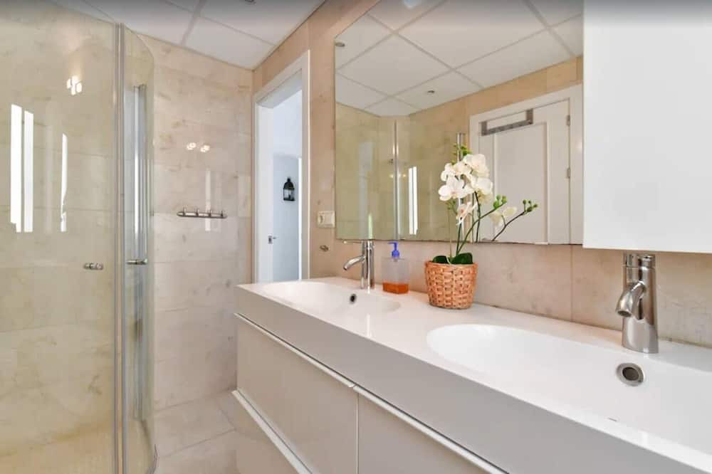 Photo of Bathroom in Jete