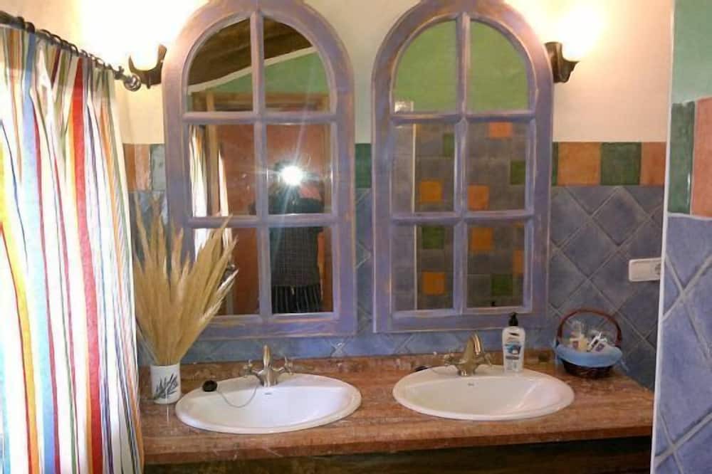 Photo of Bathroom in Cullar