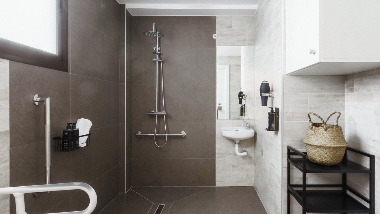 Photo of Bathroom in Central District