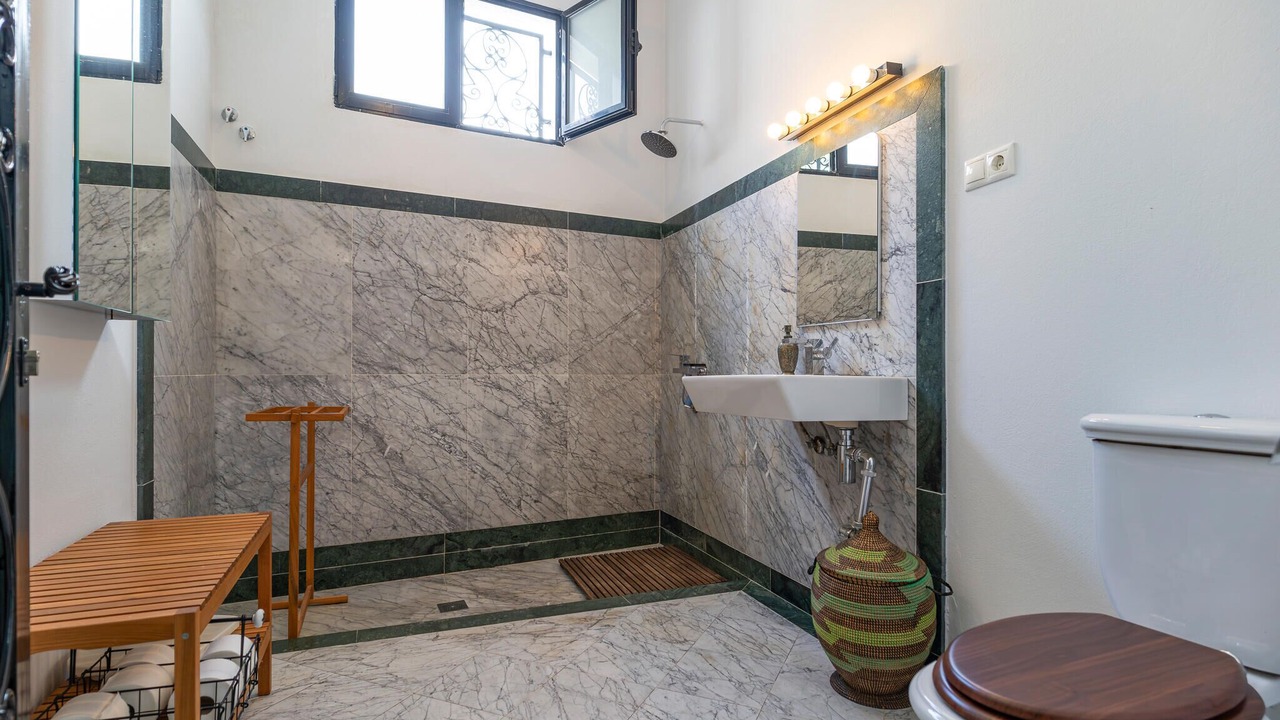 Photo of Bathroom in Albunol