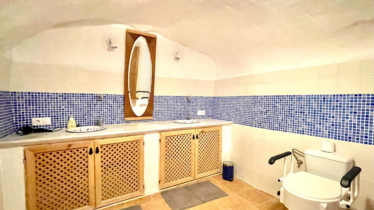 Photo of Bathroom in Cullar