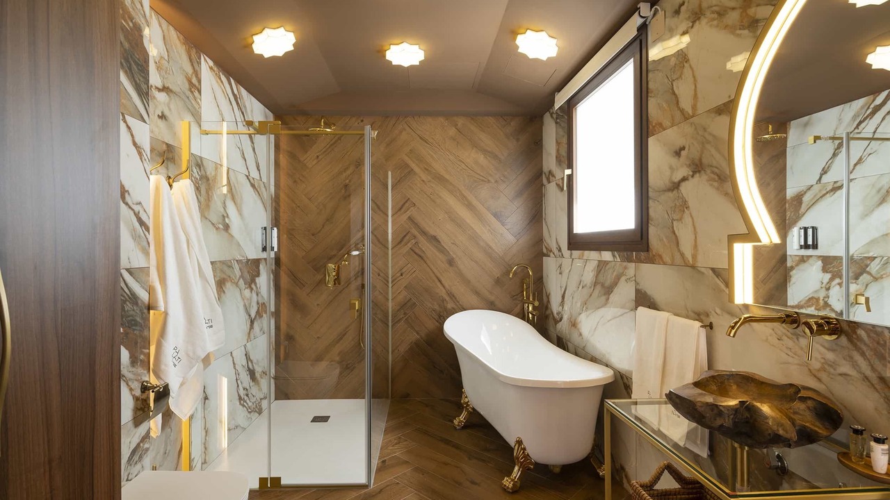 Photo of Bathroom in Central District
