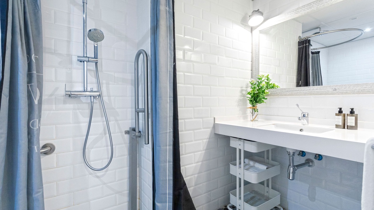 Photo of Bathroom in Central District