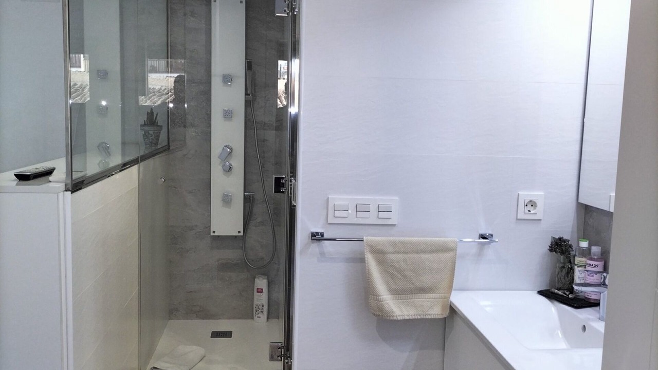 Photo of Bathroom in Central District