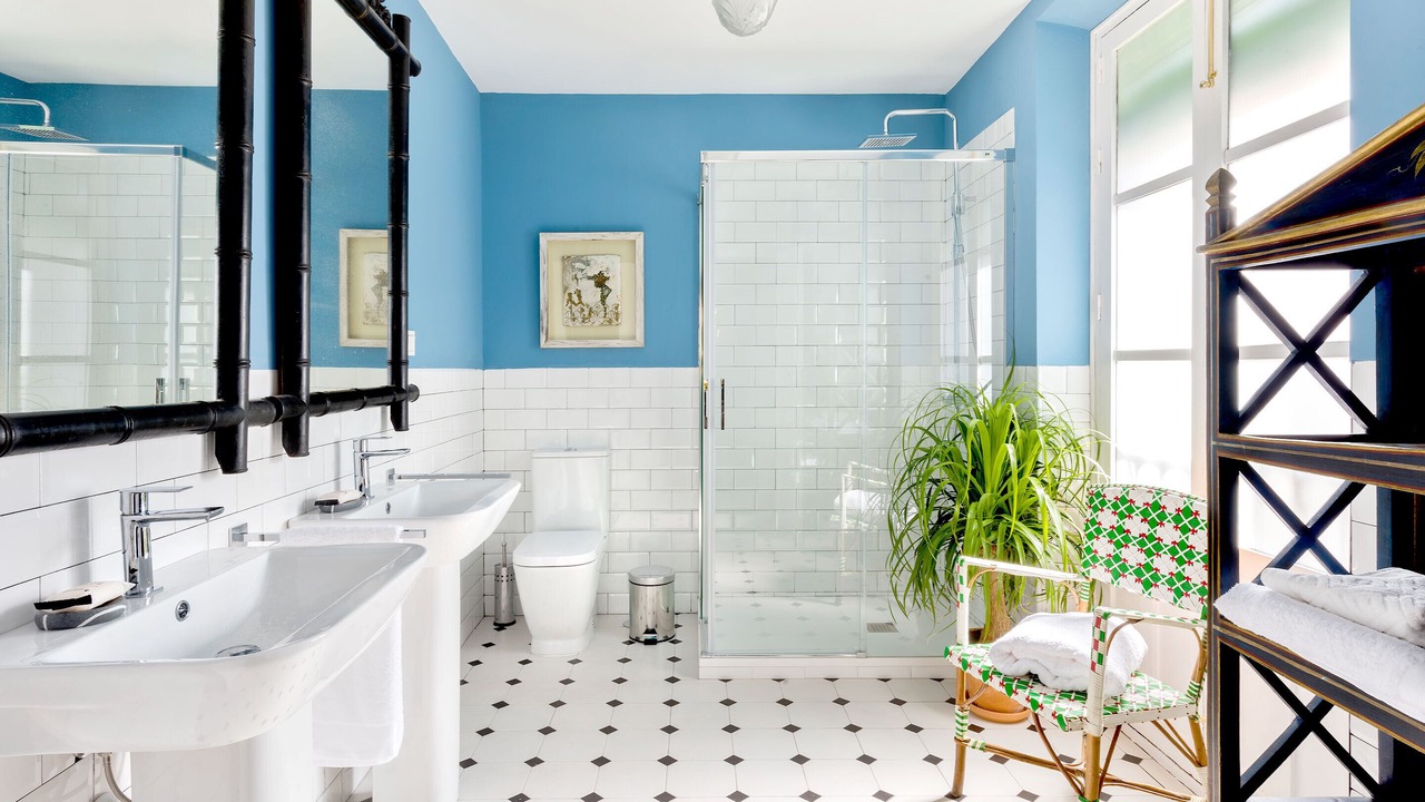 Photo of Bathroom in Central District