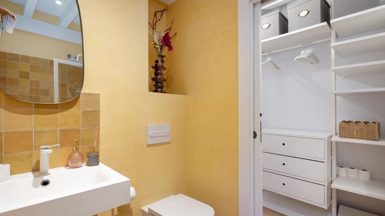 Photo of Bathroom in Central District