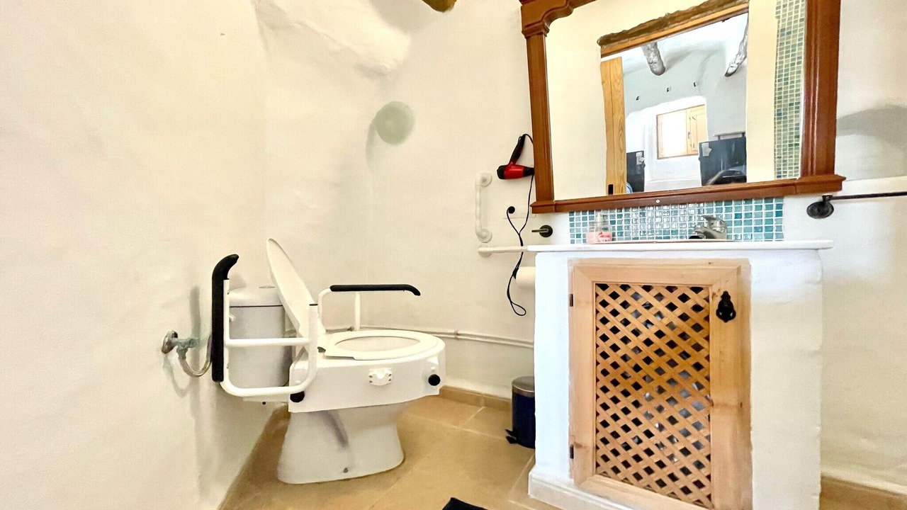Photo of Bathroom in Cullar