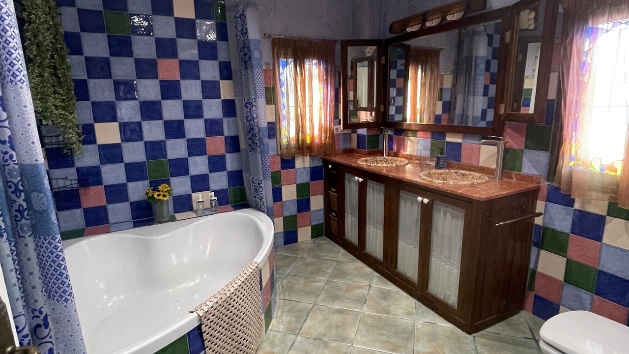 Photo of Bathroom in Cullar Vega