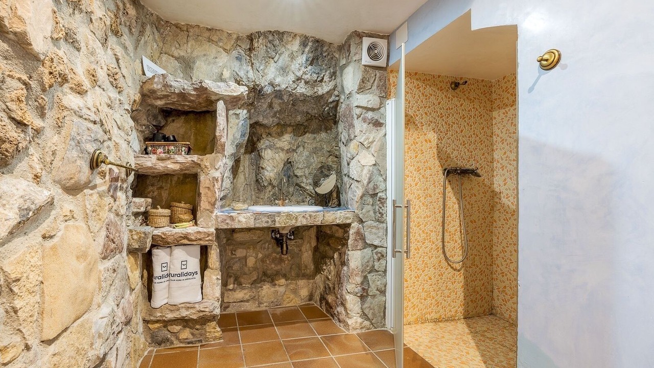 Photo of Bathroom in Algarinejo