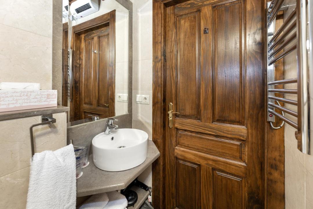 Photo of Bathroom in Central District