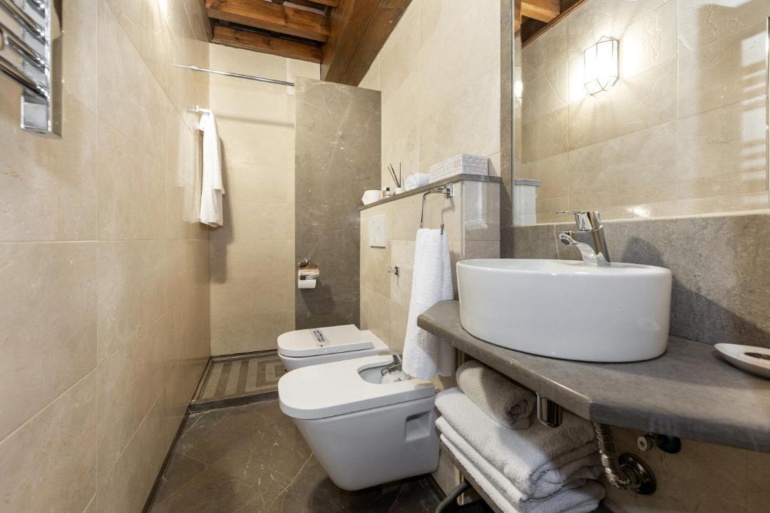 Photo of Bathroom in Central District