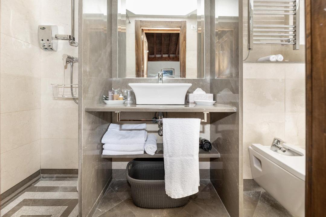 Photo of Bathroom in Central District