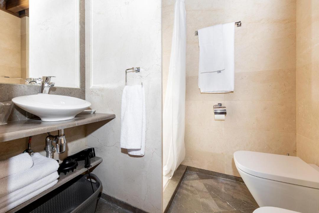 Photo of Bathroom in Central District