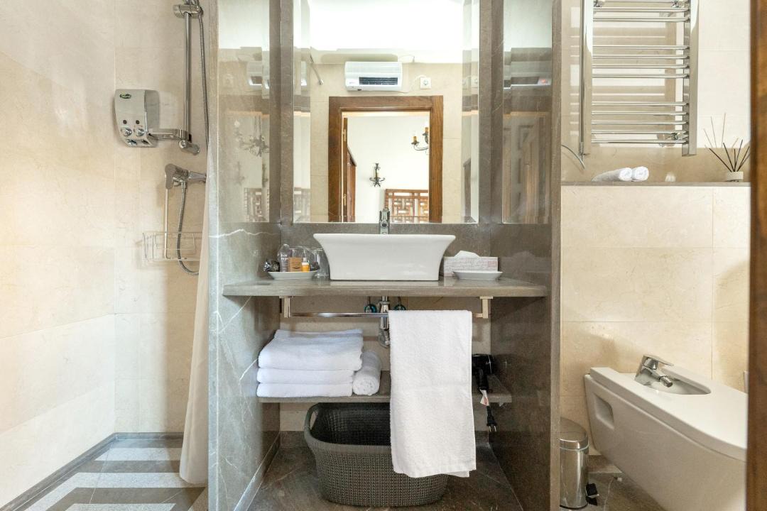 Photo of Bathroom in Central District