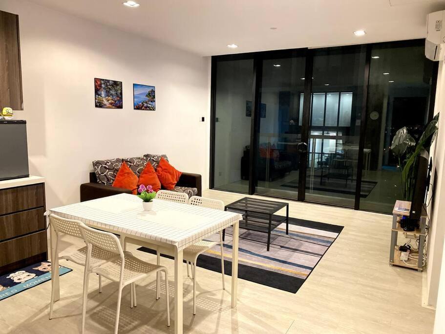 Photo of Livingroom in One City