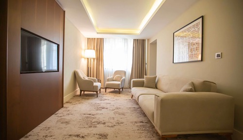 Suite, 1 King Bed, Balcony (Corner)