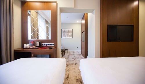 Family Suite, Balcony, Pool View (1 Kingbed, 1 Single Bed)