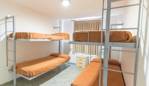 One Bed in a Dorm Room  with Shared Bathroom